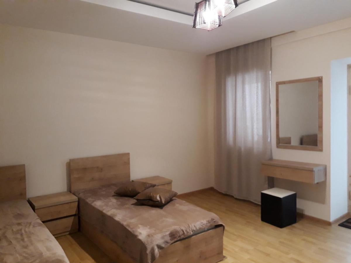 2 Bedroom Apartment In Chugureti Tbilisi Exteriör bild